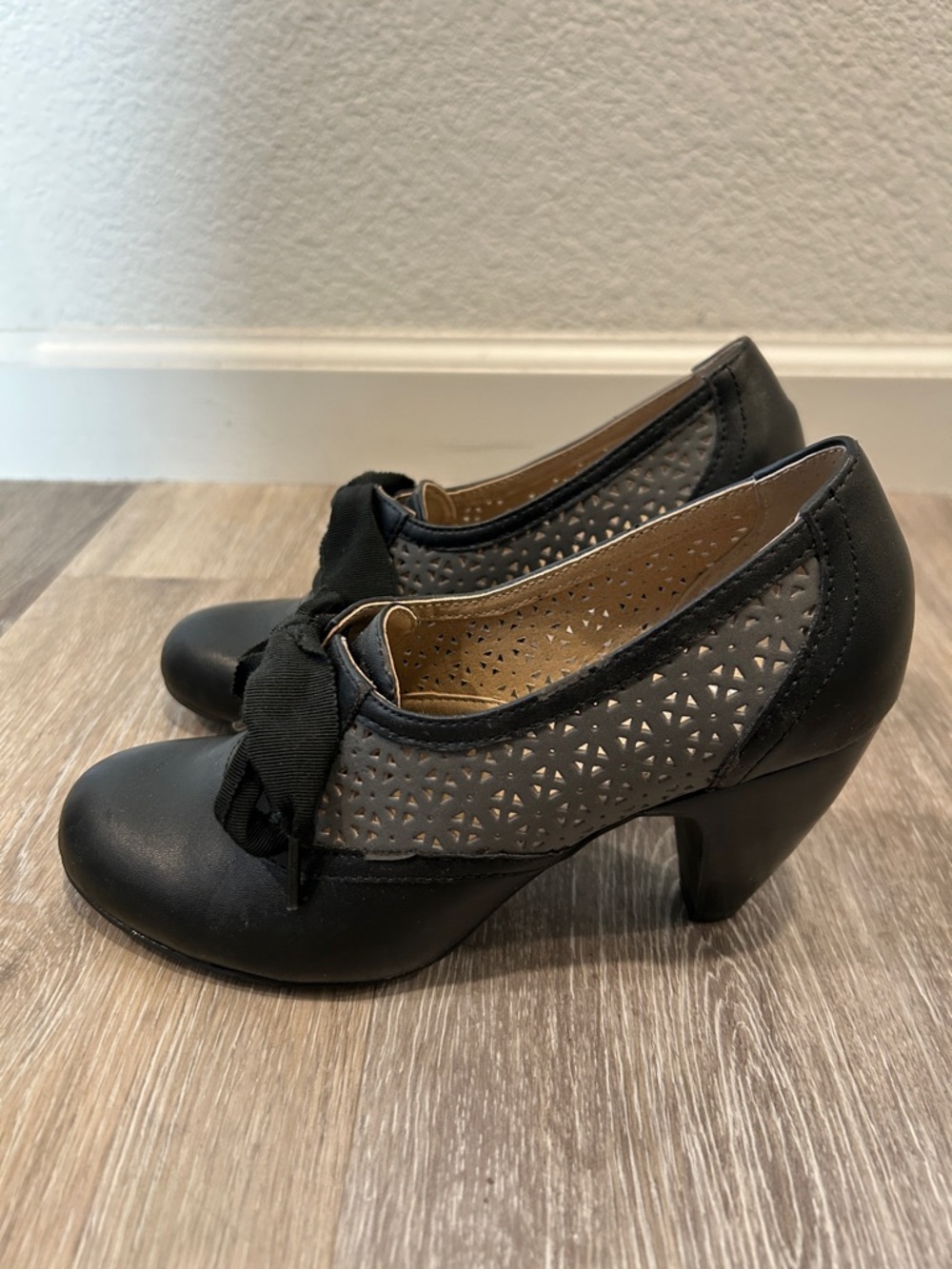 Crown vintage pumps